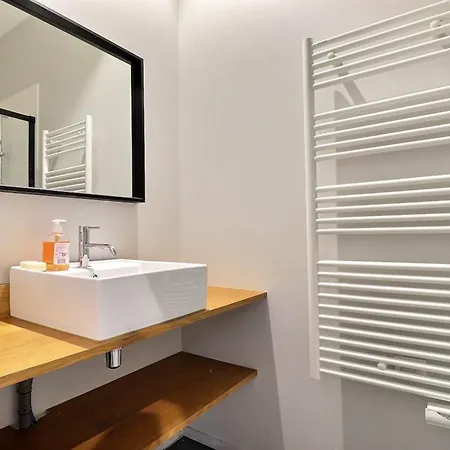 Lovely Renovated Studio - Apartment *